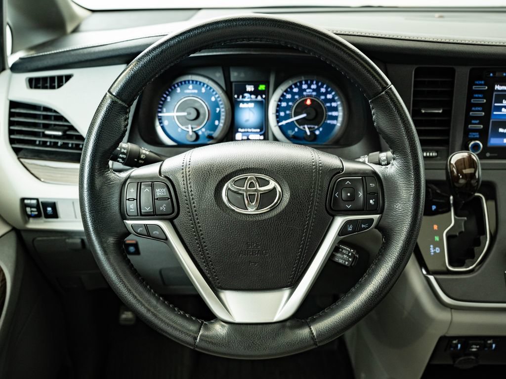 Used 2020 Toyota Sienna XLE FWD image 43