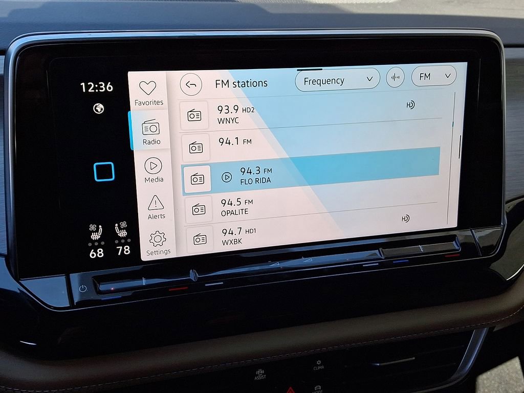 Certified 2025 Volkswagen Atlas Cross Sport SE w/ Panoramic Sunroof Package AWD/4WD image 18