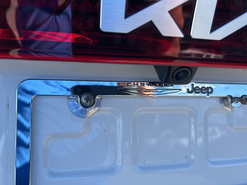 Used 2023 Kia Carnival EX image 20