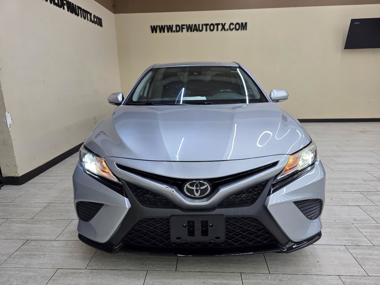 Used 2019 Toyota Camry SE w/ Convenience Package FWD image 3