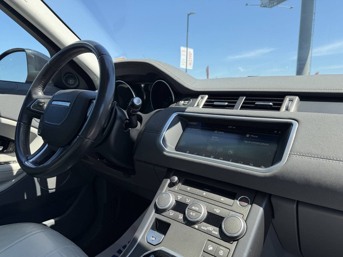 Used 2019 Land Rover Range Rover Evoque SE AWD/4WD image 19