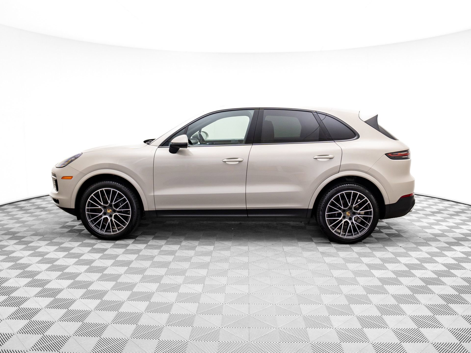 Certified 2023 Porsche Cayenne image 2