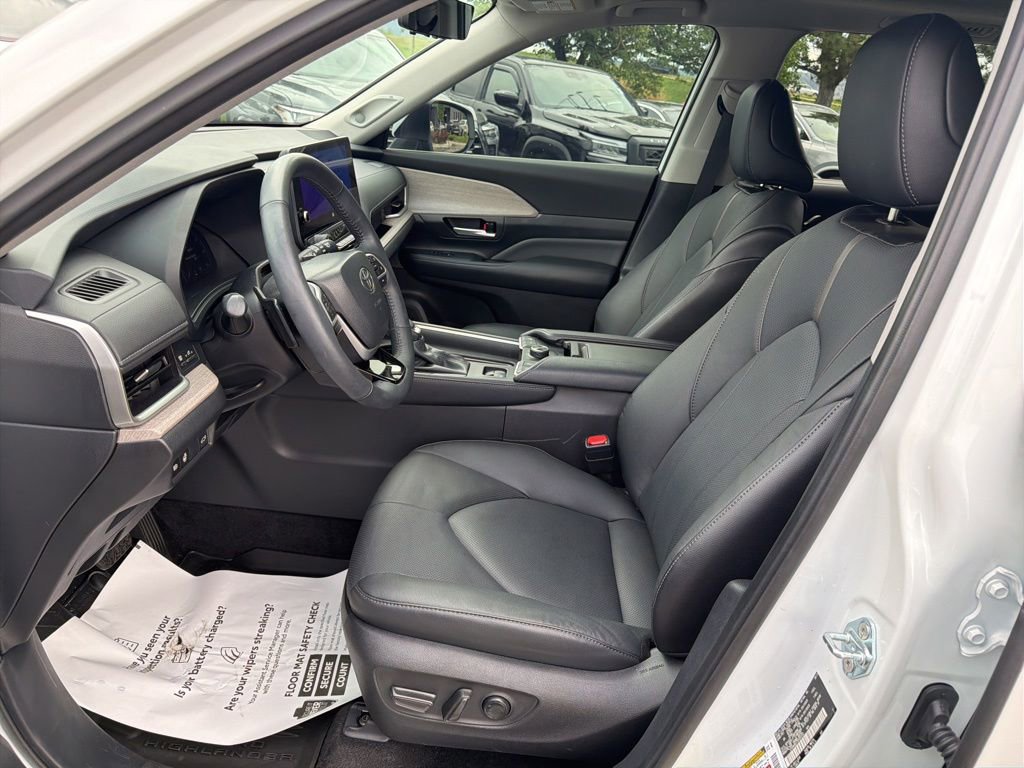 Used 2024 Toyota Grand Highlander AWD image 25