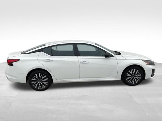 Used 2025 Nissan Altima 2.5 SV FWD image 4