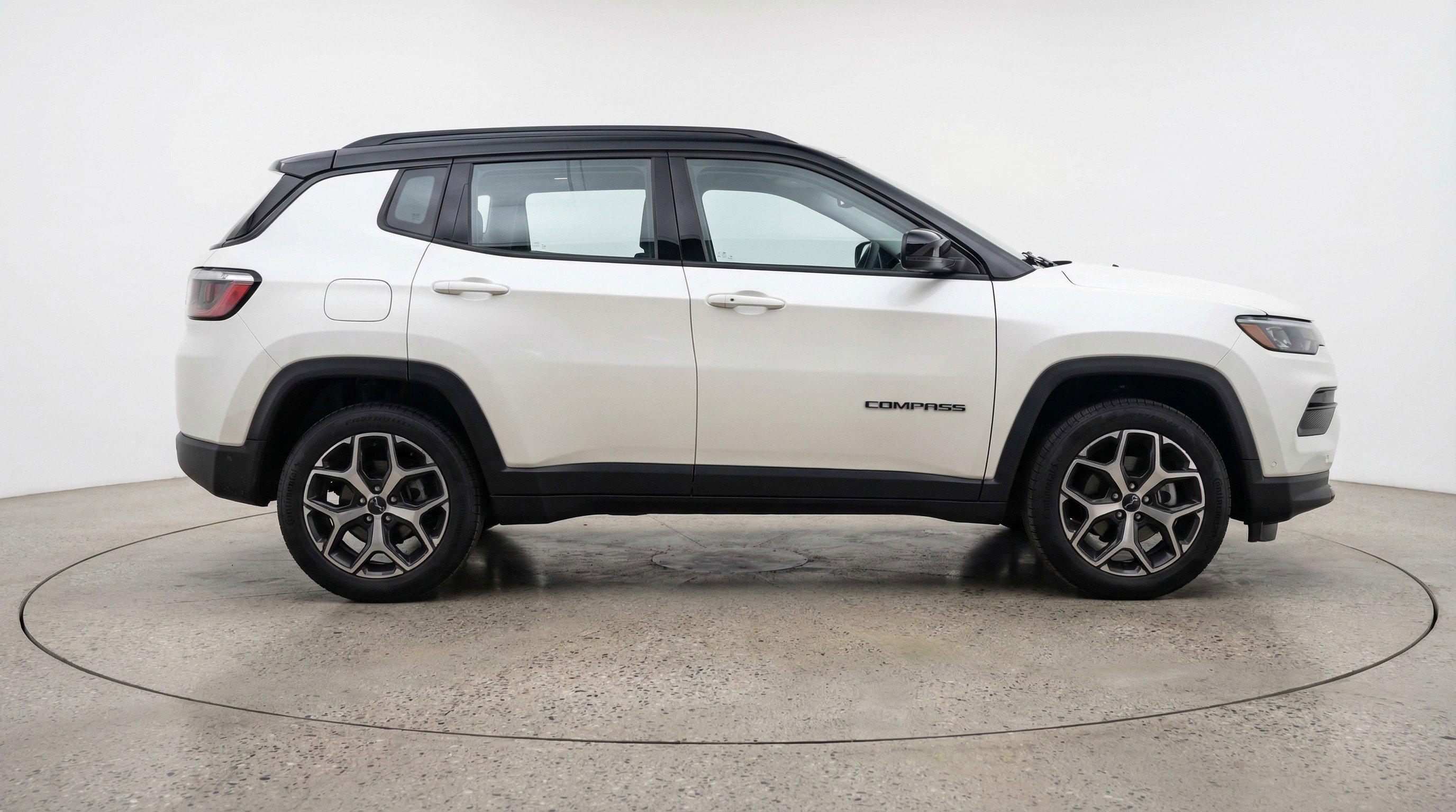 Used 2025 Jeep Compass Limited image 11