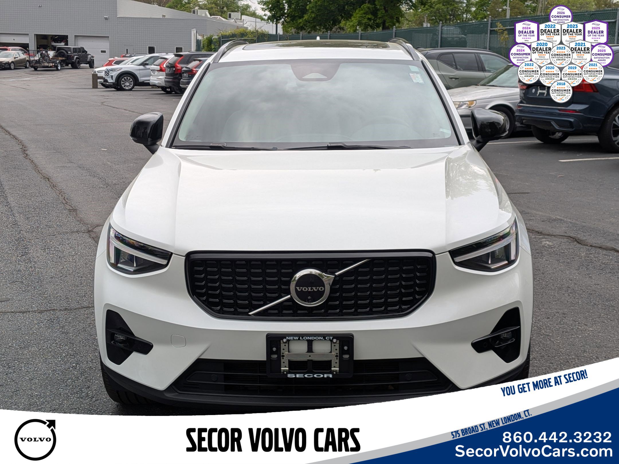 Certified 2023 Volvo XC40 B5 Plus w/ Driver Assist Package AWD/4WD image 2