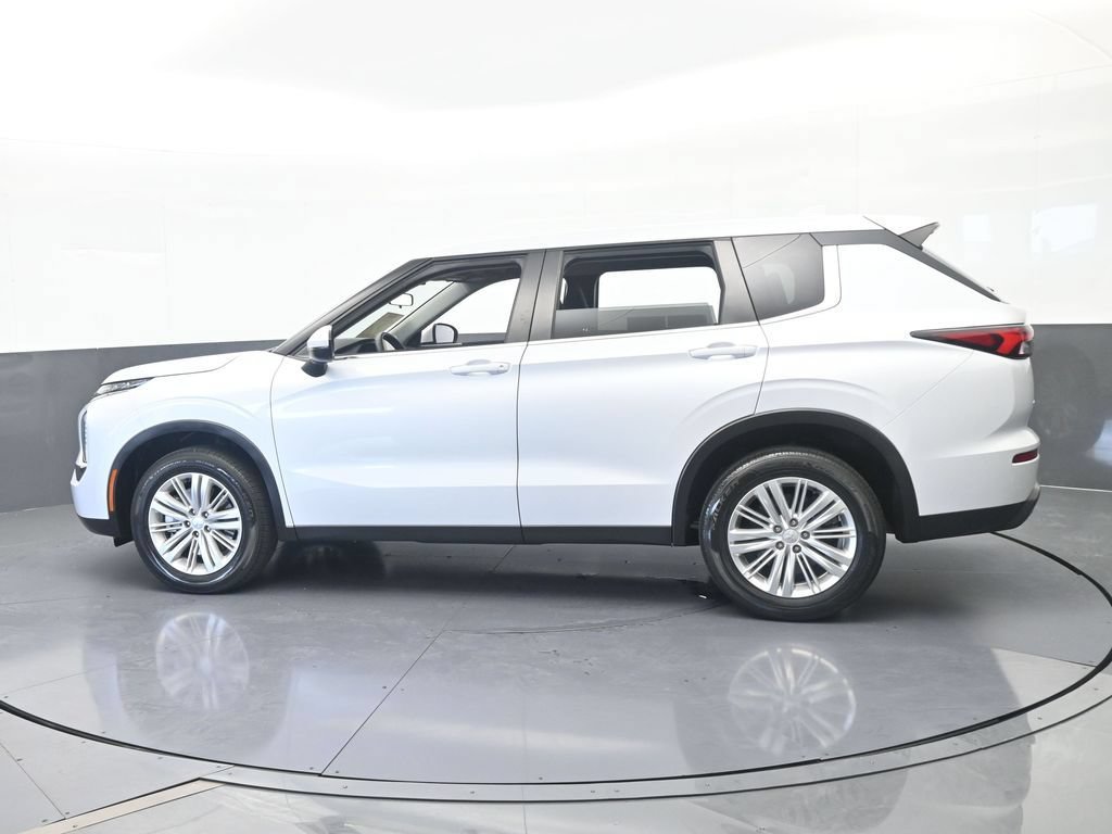 Used 2024 Mitsubishi Outlander ES FWD image 3