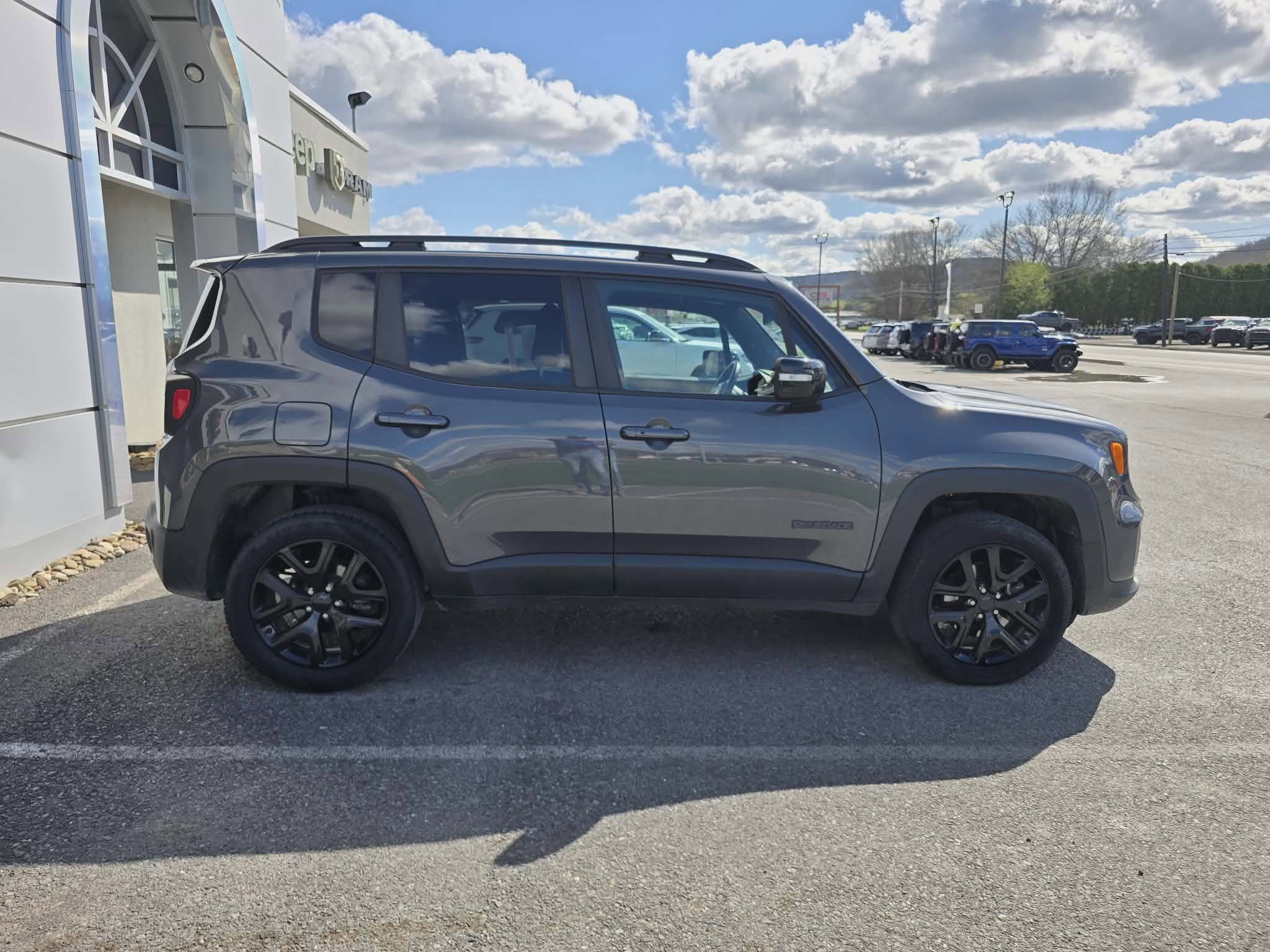 Used 2022 Jeep Renegade Altitude w/ Convenience Group AWD/4WD image 2