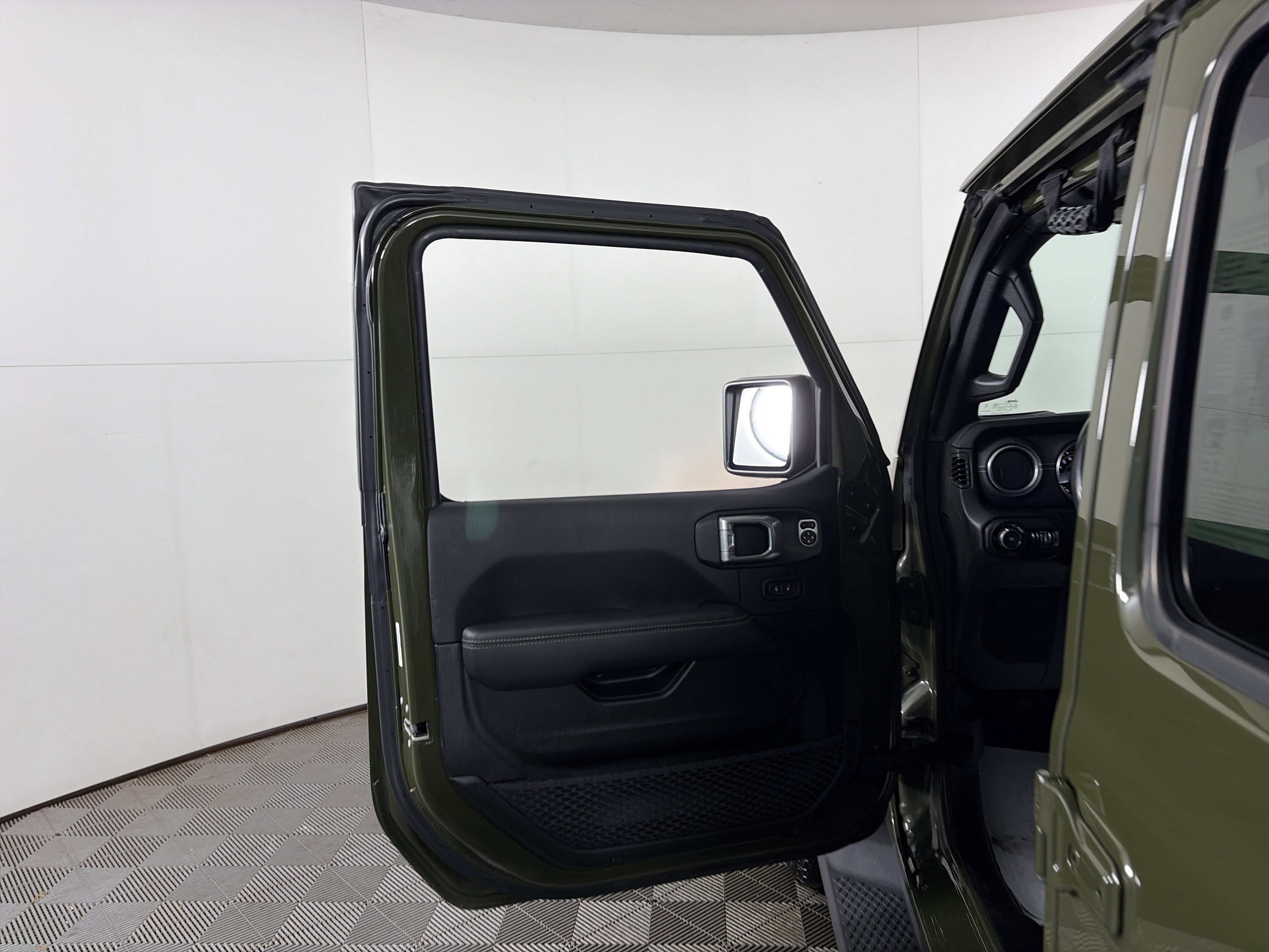 Used 2022 Jeep Wrangler Unlimited Sahara w/ Cold Weather Group image 27