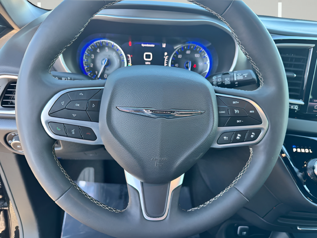 Used 2025 Chrysler Pacifica Select FWD image 13