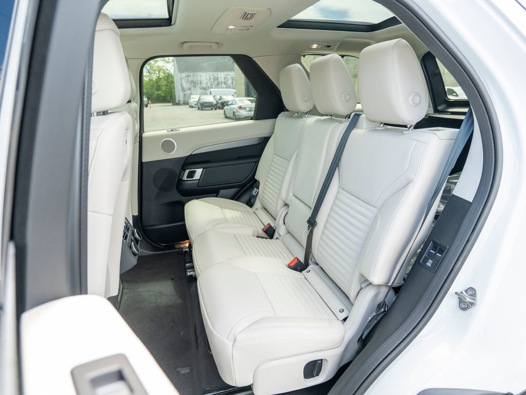 New 2025 Land Rover Discovery Dynamic SE image 22