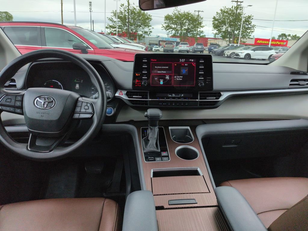 Used 2024 Toyota Sienna LE FWD image 12