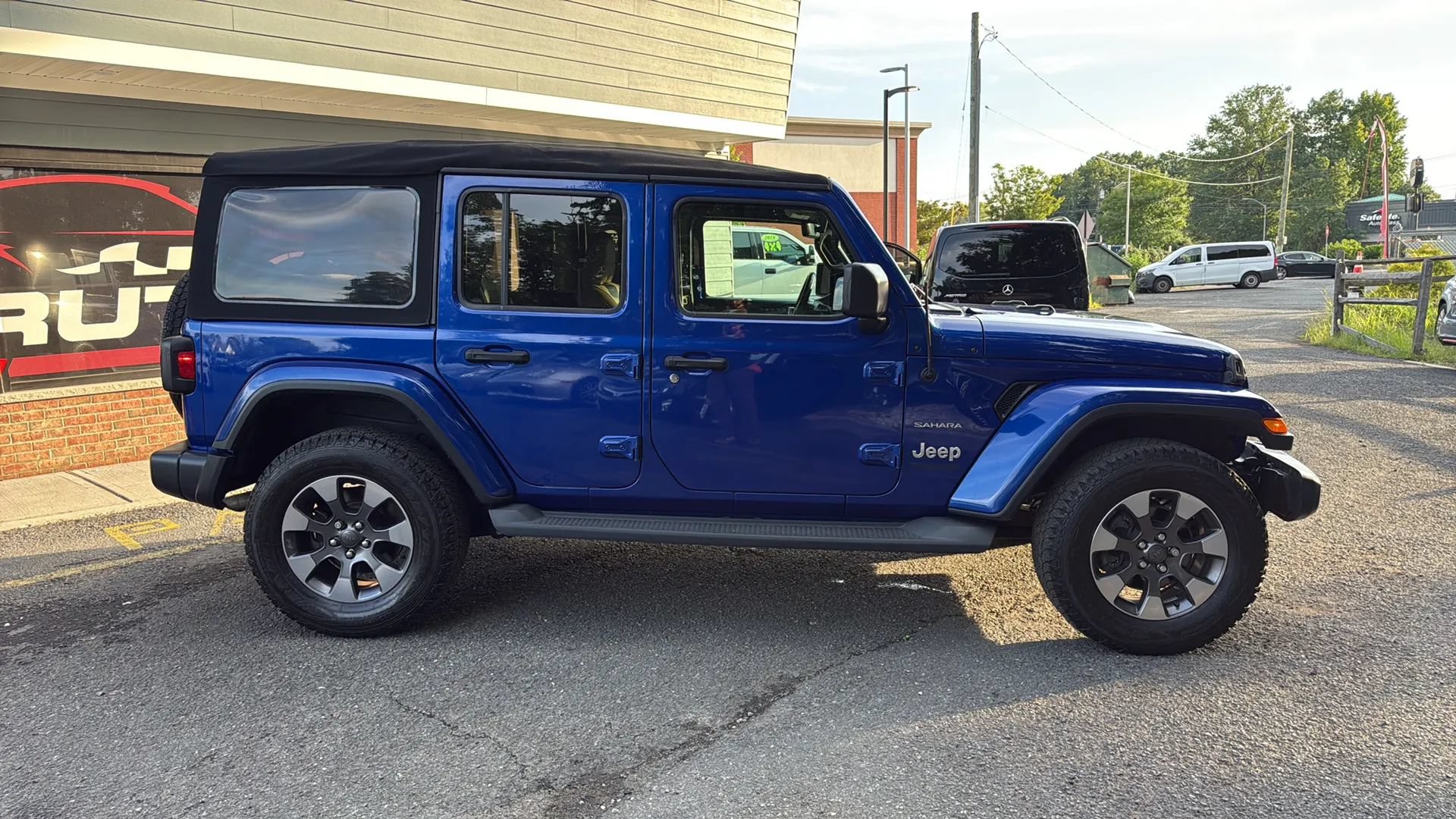 Used 2018 Jeep Wrangler Unlimited Sahara AWD/4WD image 4