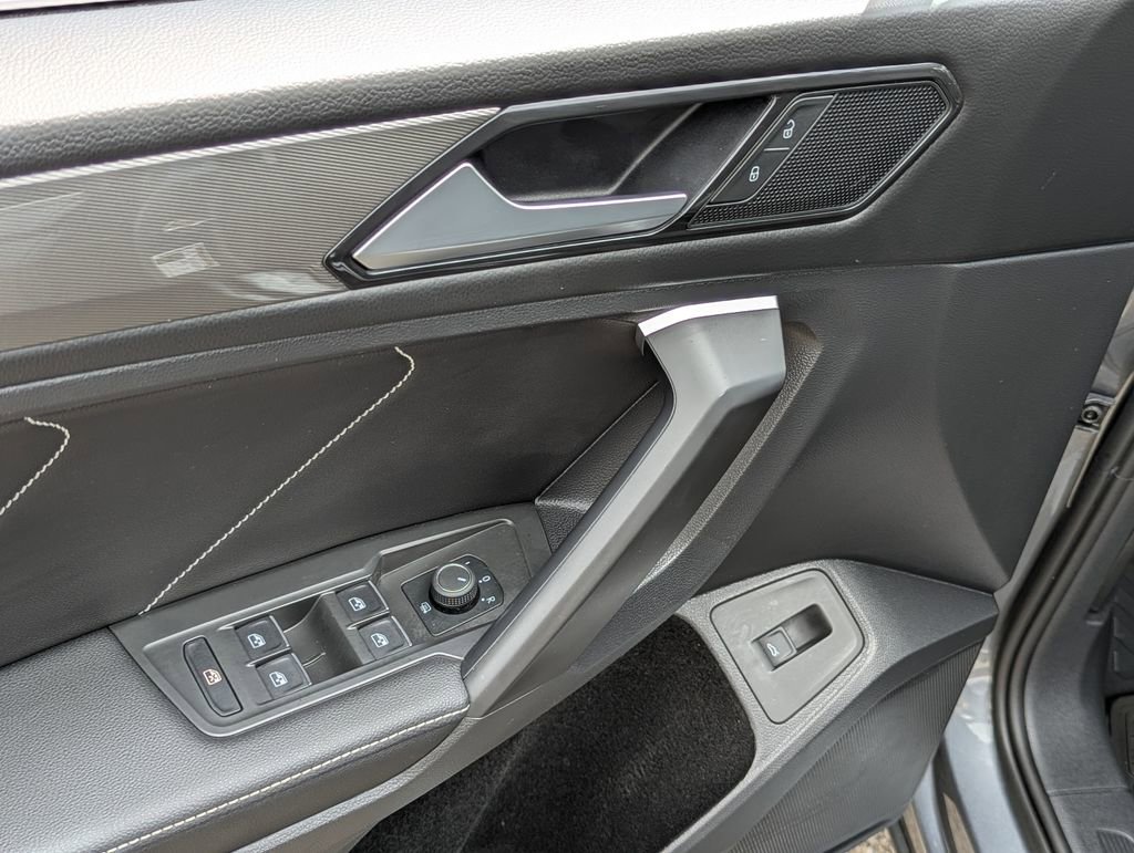 Certified 2024 Volkswagen Tiguan SE w/ Panoramic Sunroof Package image 11