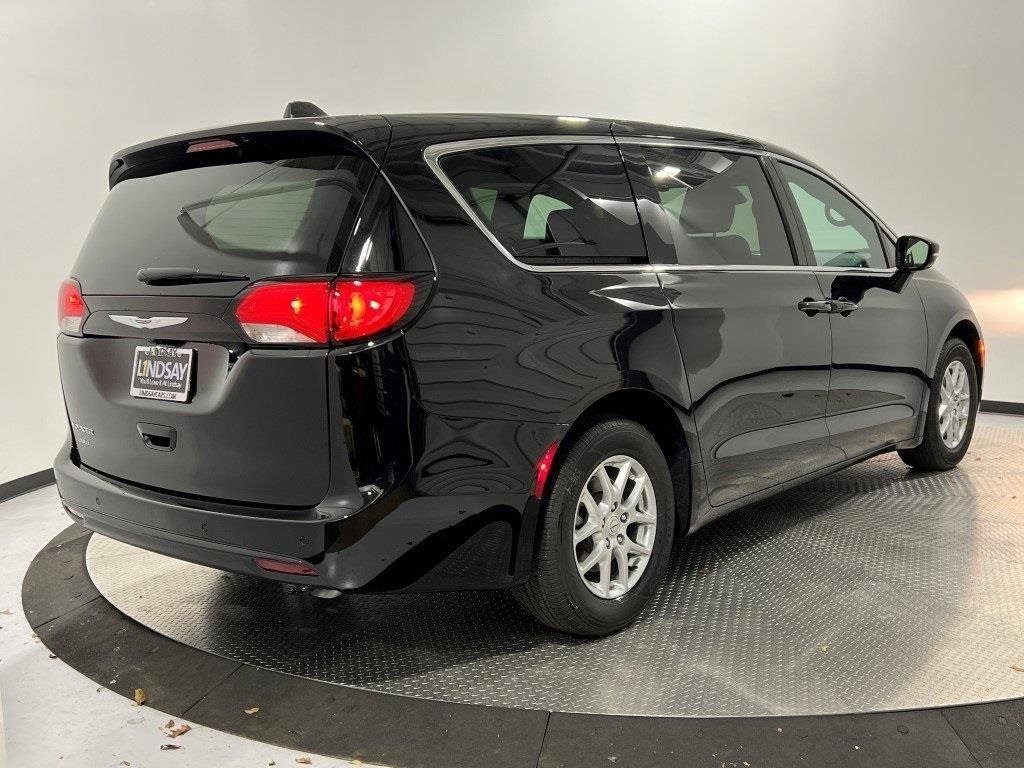 New 2026 Chrysler Voyager LX image 3