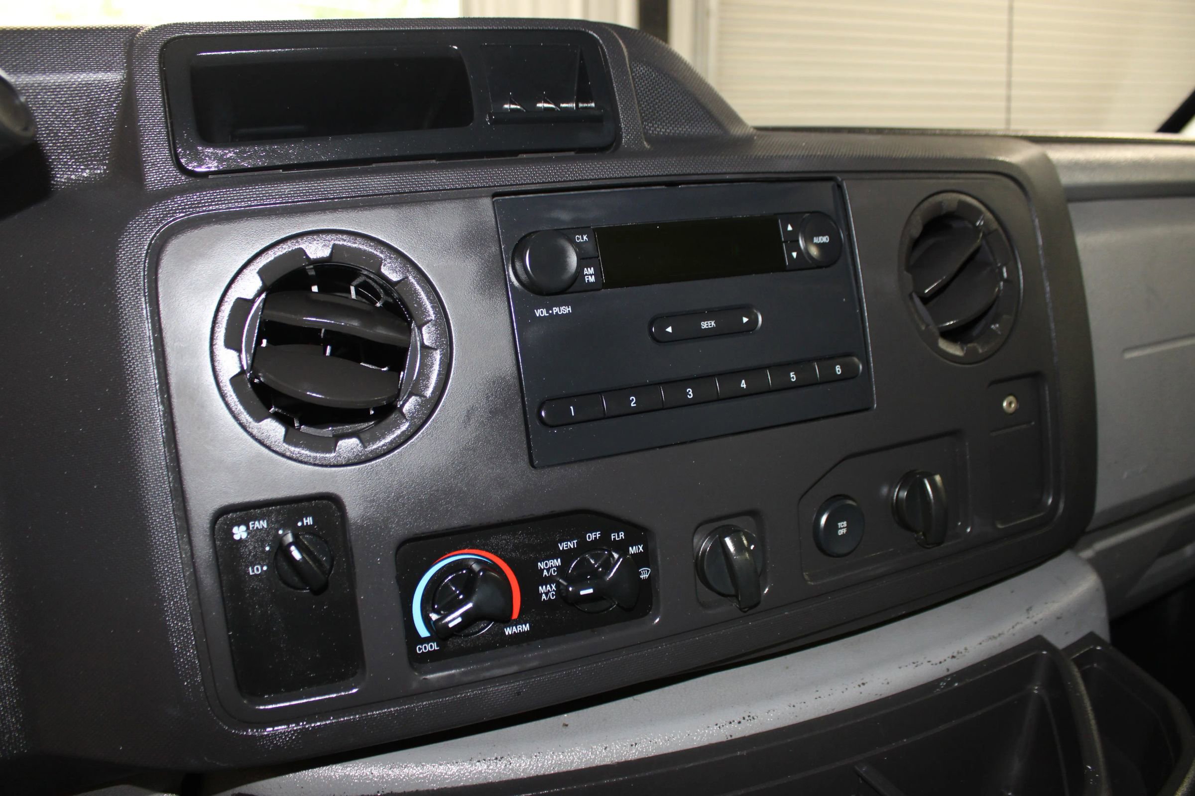 Used 2014 Ford E-150 and Econoline 150 RWD image 13