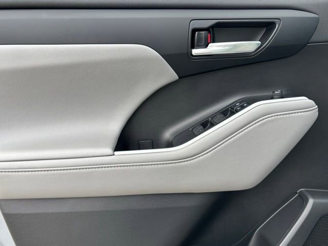 Used 2022 Toyota Highlander XLE image 13