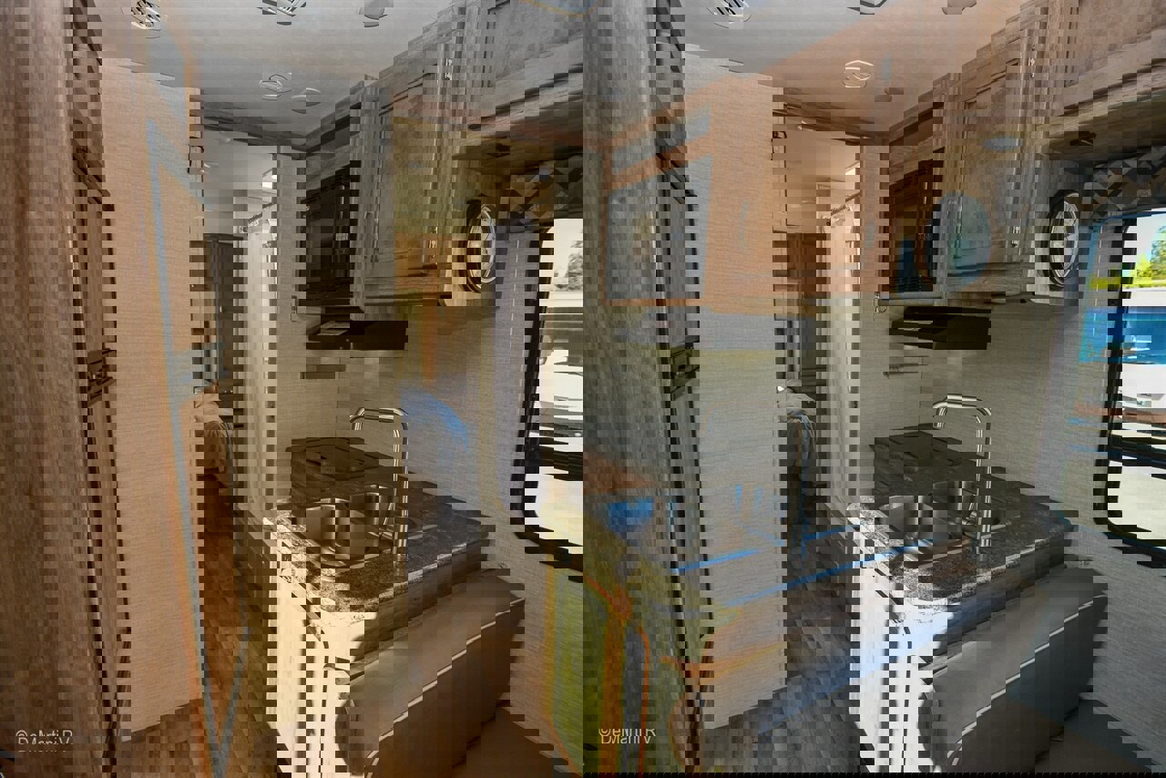 Used 2018 Chevrolet Express 4500 w/ RV Package RWD image 6