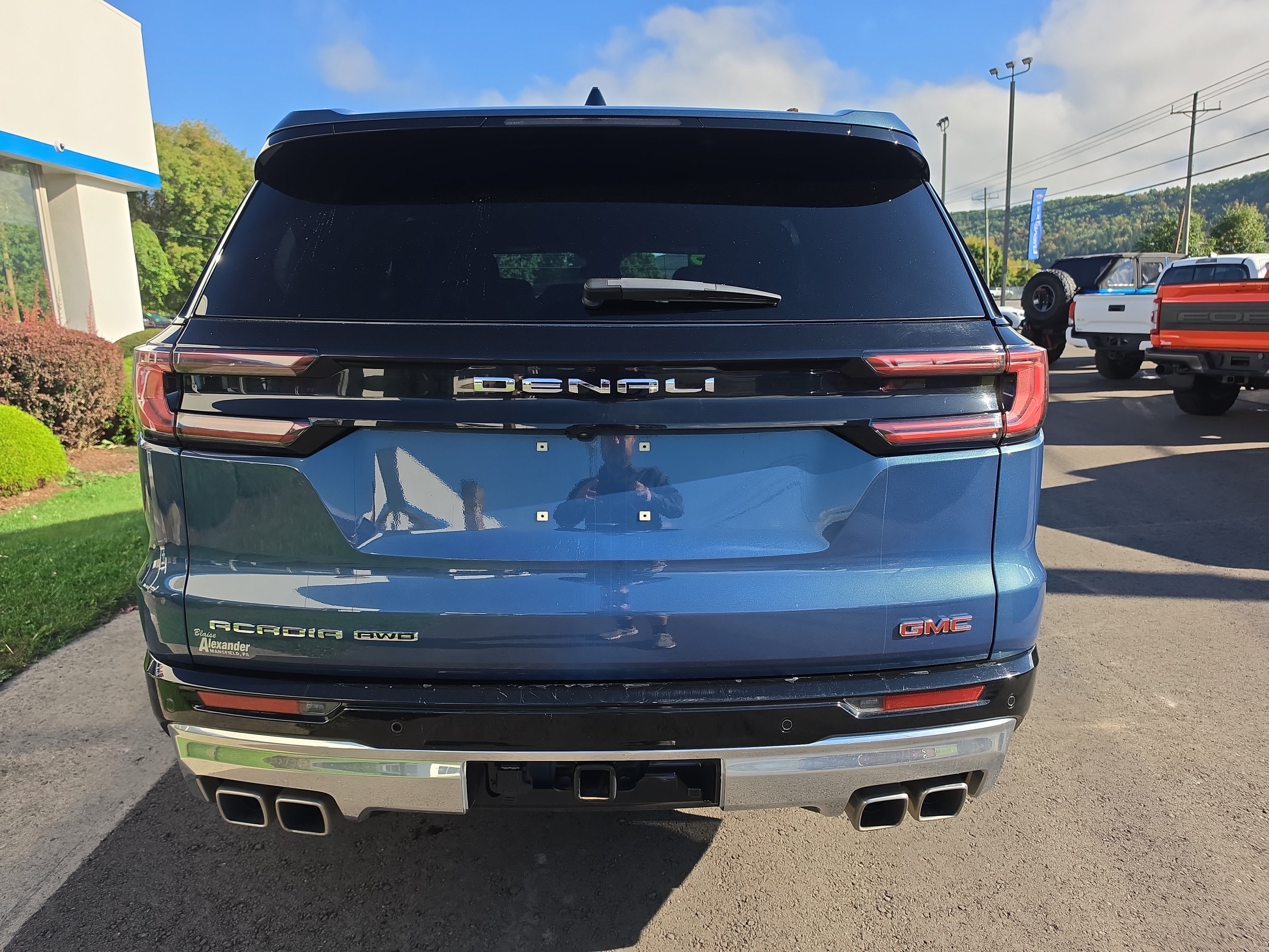 Used 2025 GMC Acadia Denali w/ LPO, Floor Liner Package AWD/4WD image 4