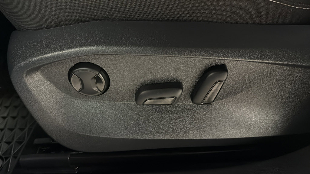 Used 2025 Volkswagen Taos SE AWD/4WD image 17
