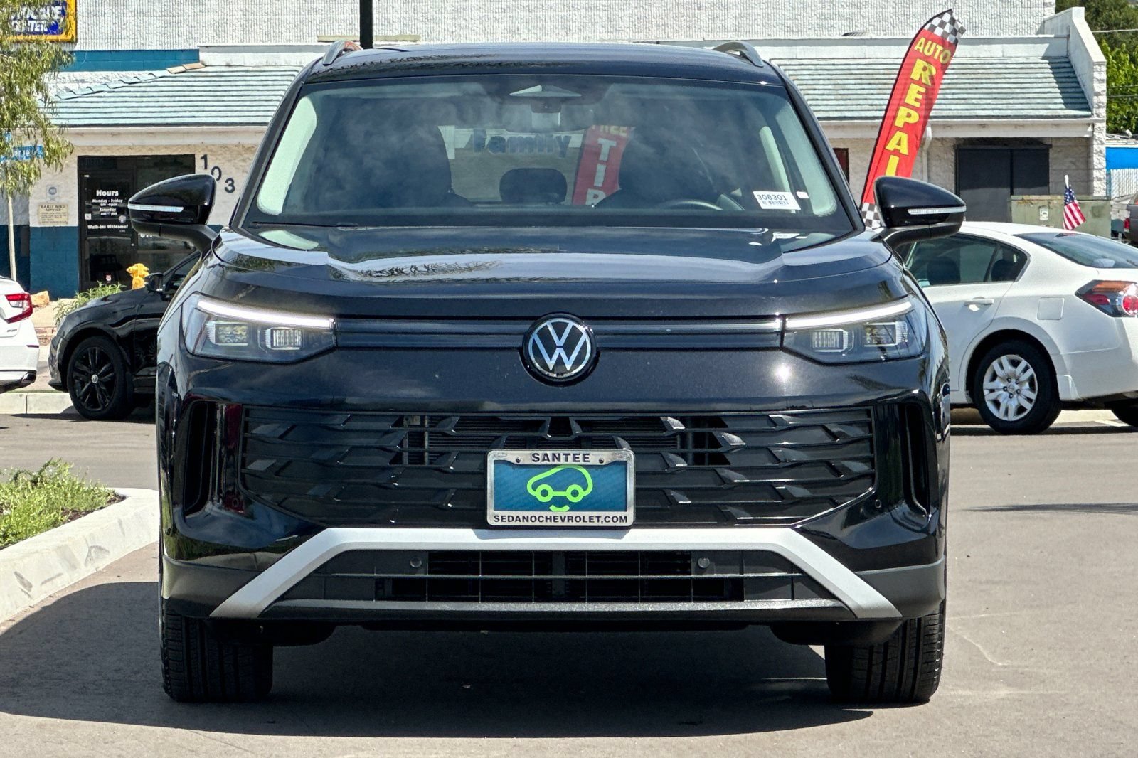 Used 2025 Volkswagen Tiguan SE FWD image 9