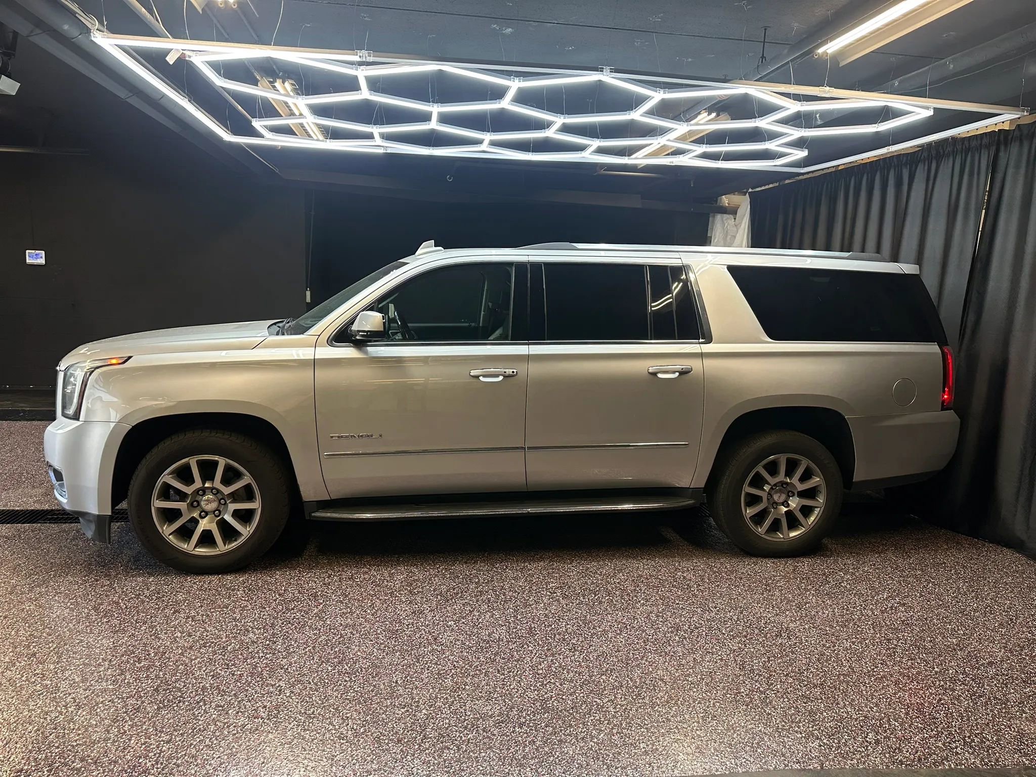Used 2018 GMC Yukon XL Denali RWD image 4