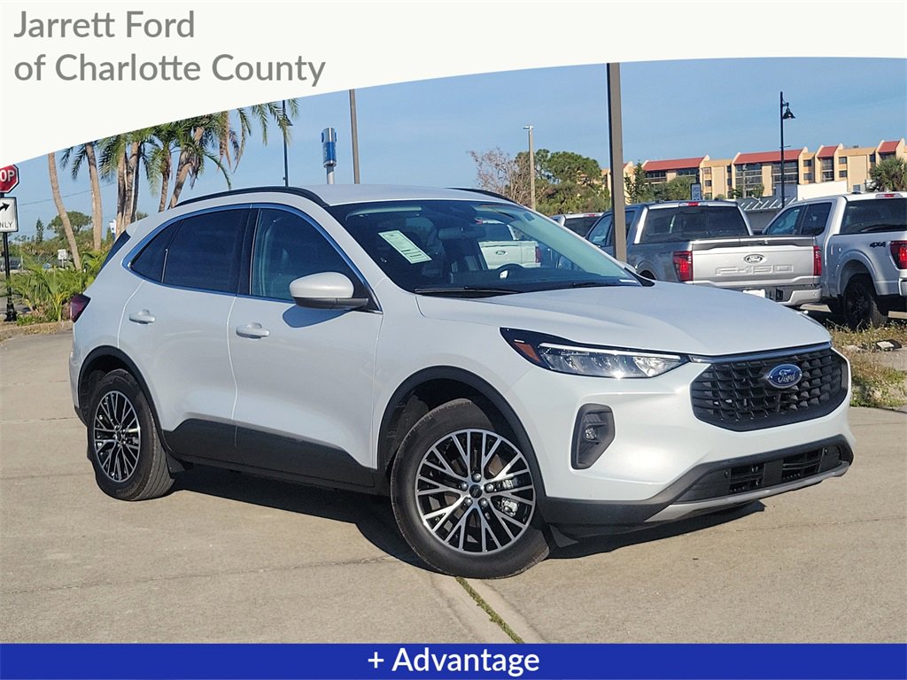 Used 2025 Ford Escape SE w/ Class II Trailer Tow Package