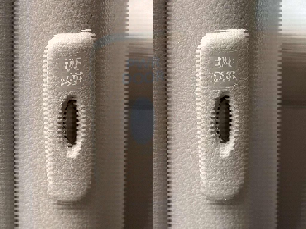 Used 2013 Nissan Quest SV image 26