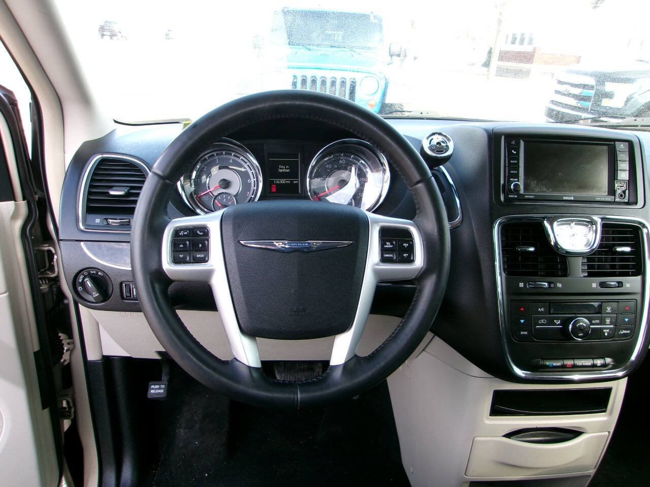 Used 2016 Chrysler Town & Country Touring FWD image 6