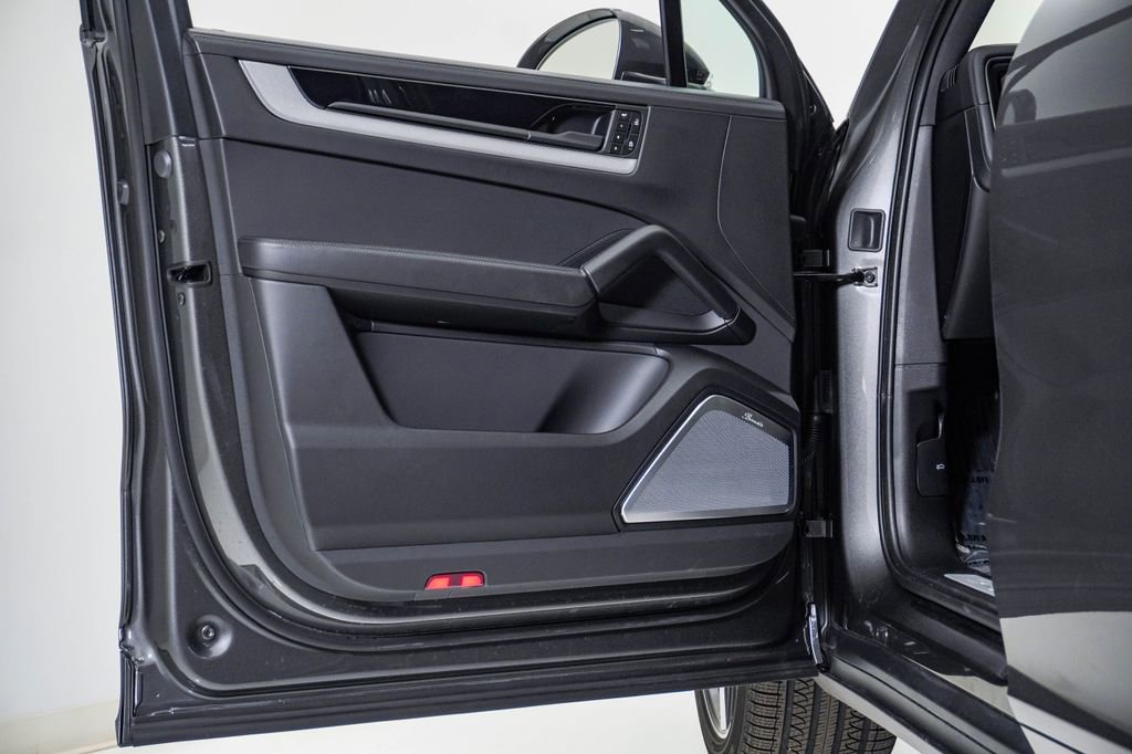Certified 2025 Porsche Cayenne E-Hybrid AWD/4WD image 25