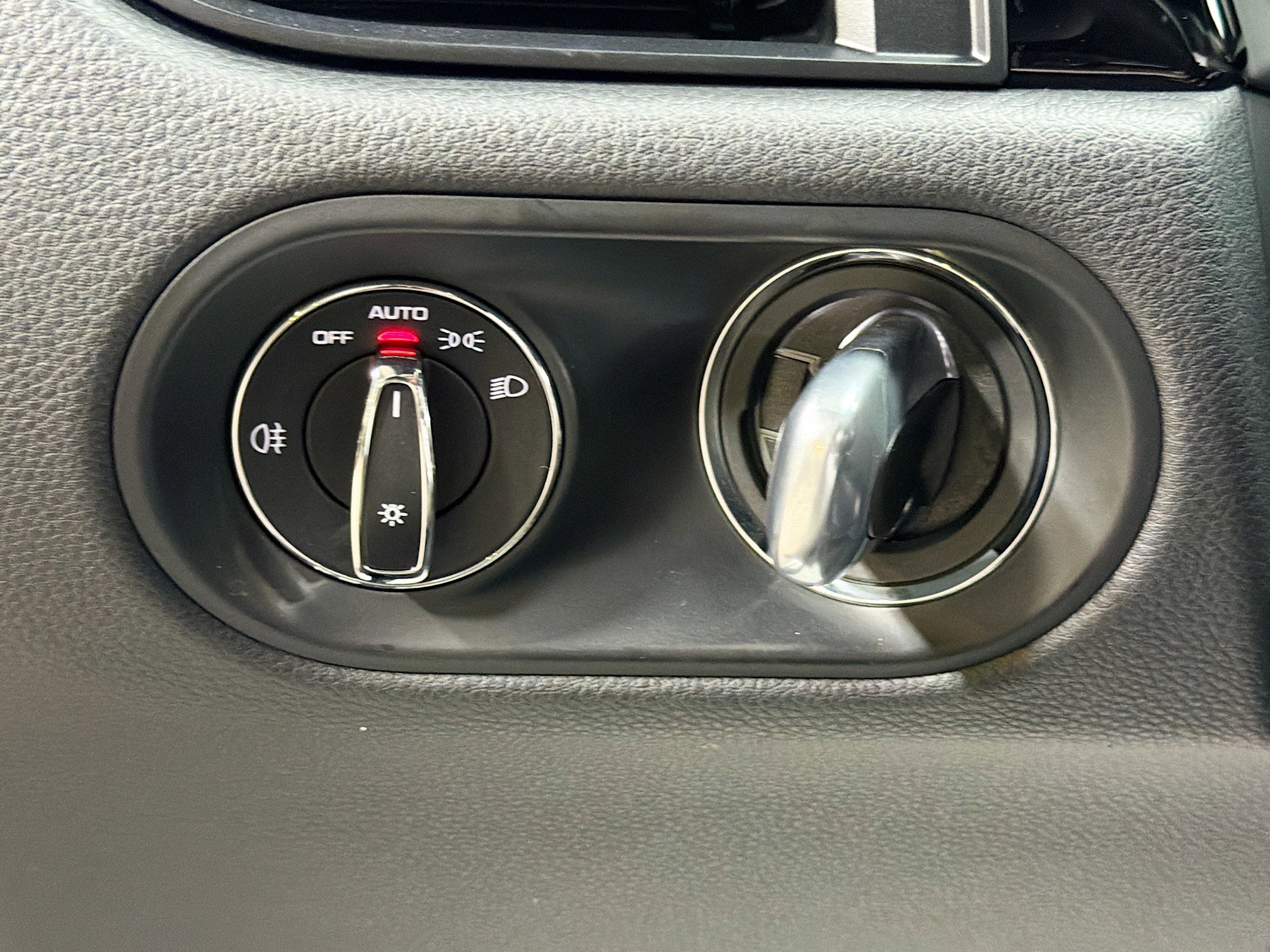Certified 2022 Porsche Macan S AWD/4WD image 35