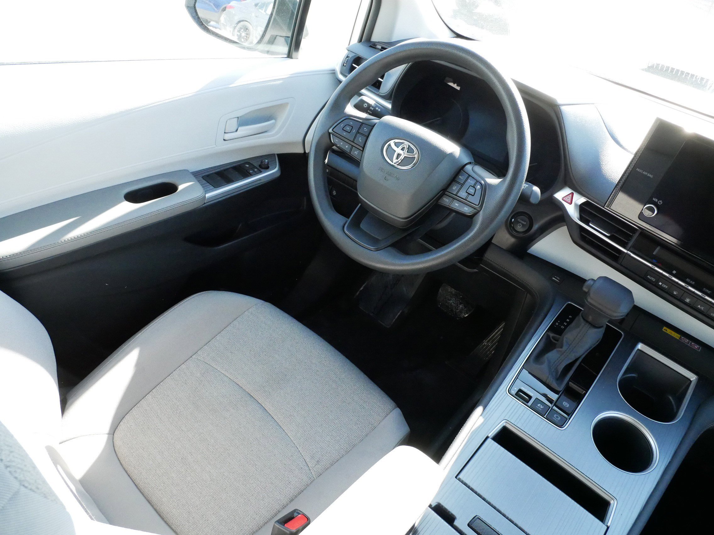 Certified 2025 Toyota Sienna LE image 9