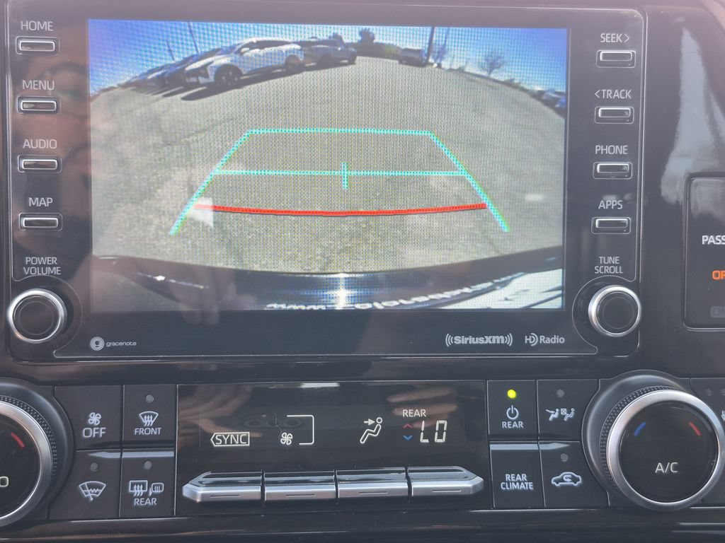 Used 2022 Toyota Highlander XLE AWD/4WD image 23
