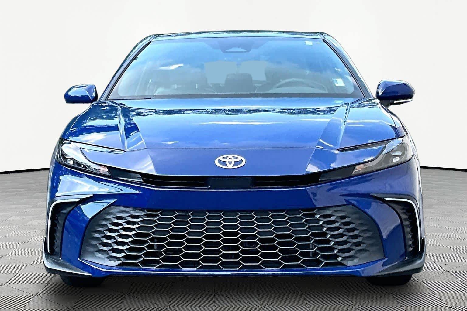 Used 2025 Toyota Camry SE w/ Convenience Package FWD image 4