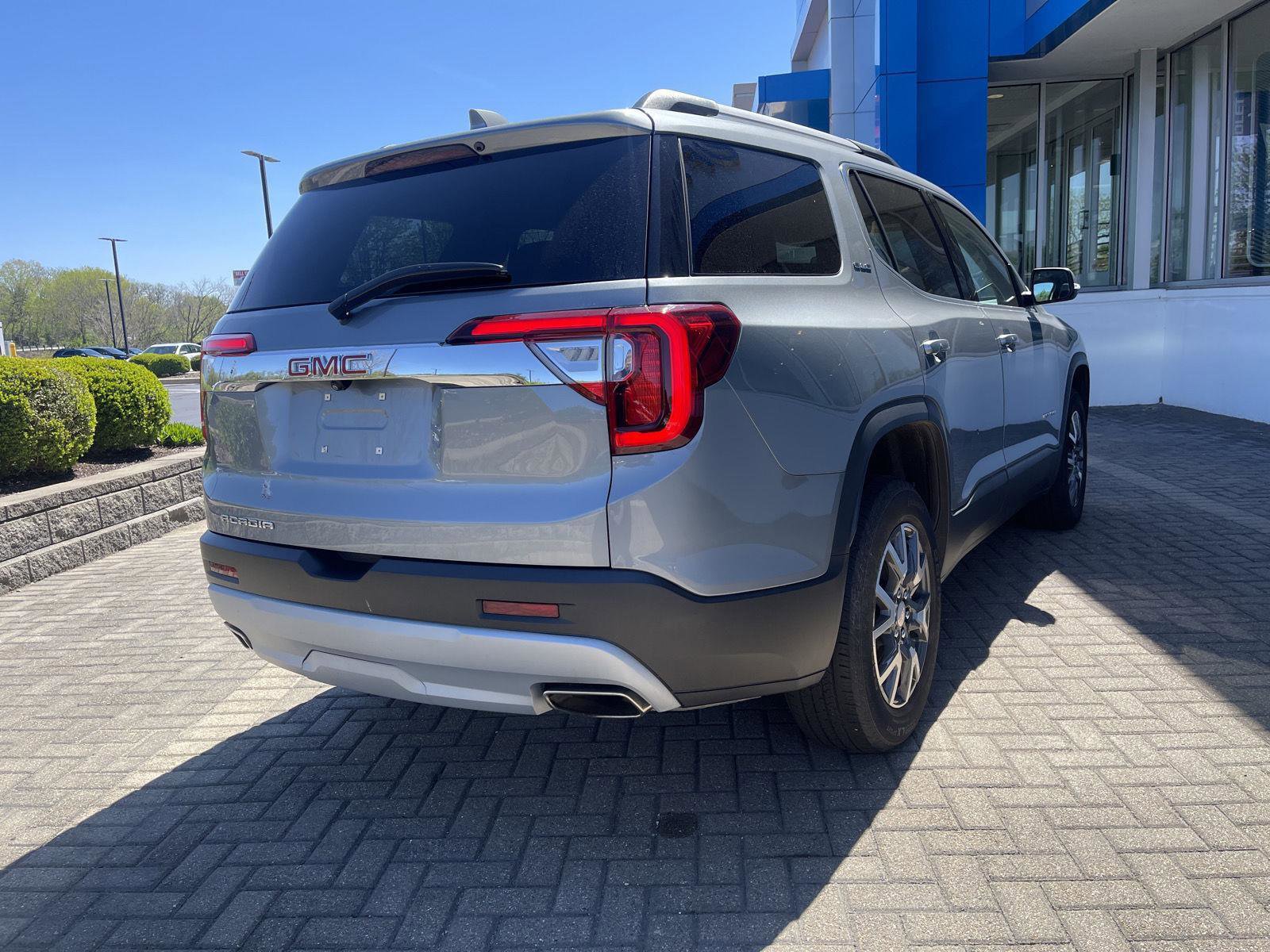 Used 2023 GMC Acadia SLE w/ Driver Convenience Package FWD image 5