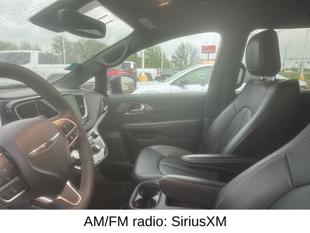Used 2025 Chrysler Pacifica Select FWD image 17
