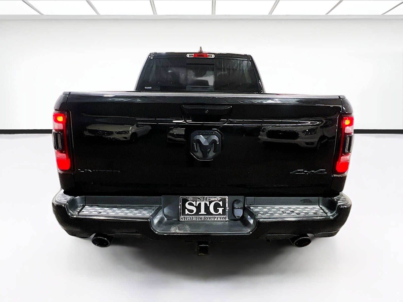 Used 2020 RAM 1500 Limited w/ Black Appearance Package image 5