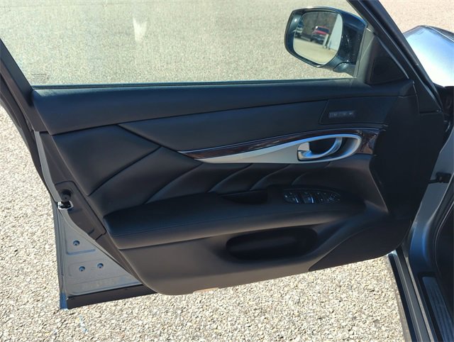 Used 2018 INFINITI Q70 Luxe image 23