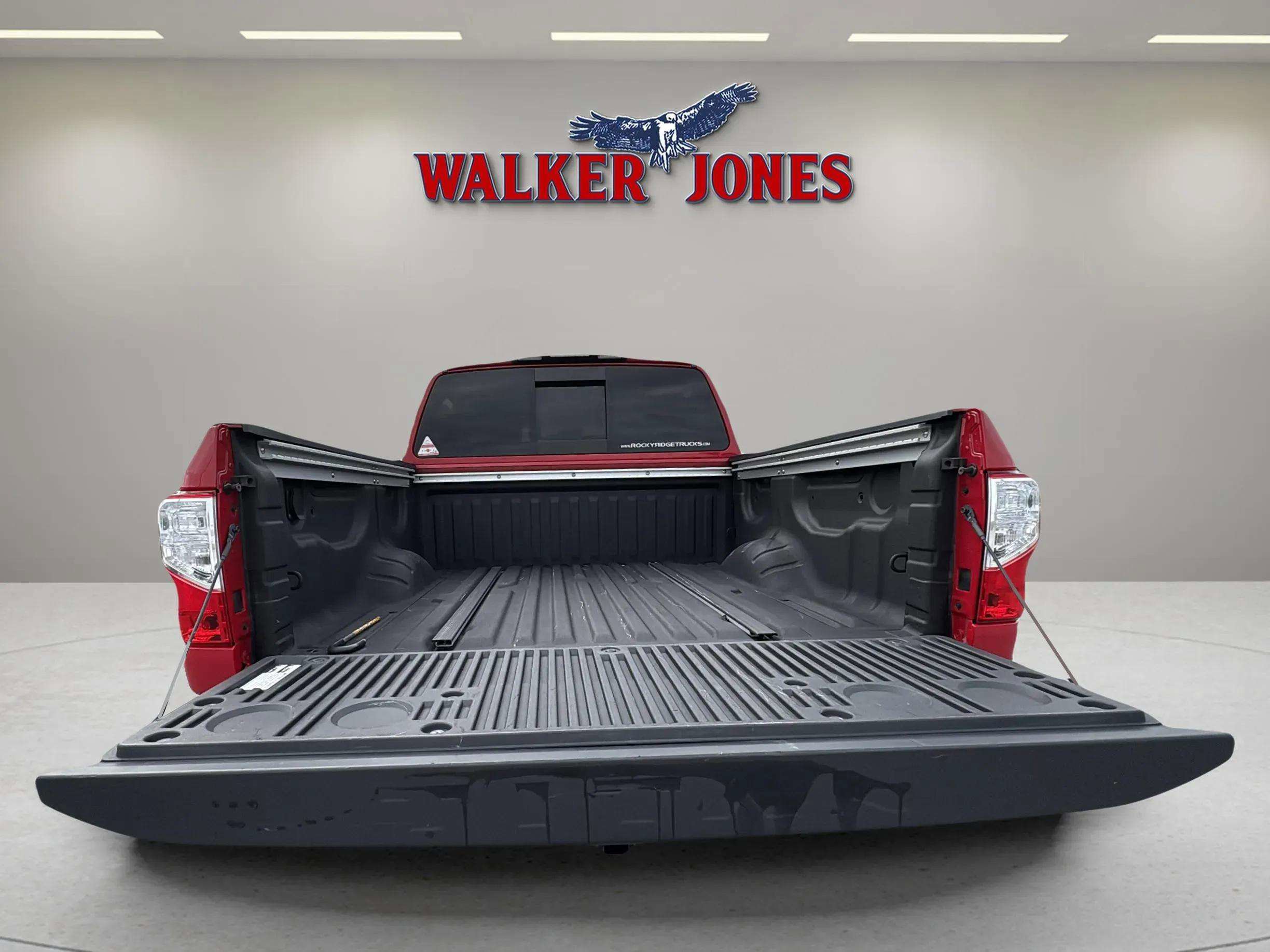 Used 2021 Nissan Titan SV w/ SV Convenience Package image 32