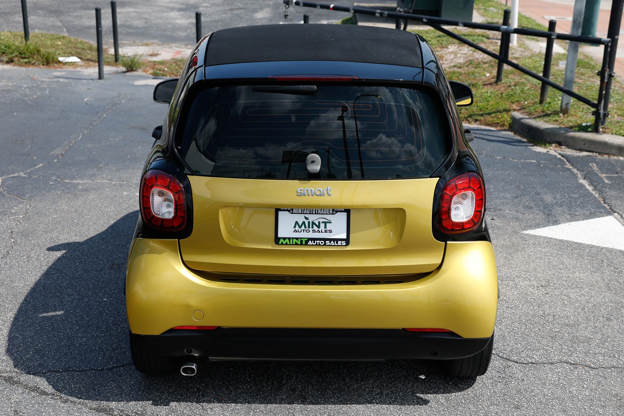 Used 2017 smart fortwo Proxy RWD image 13