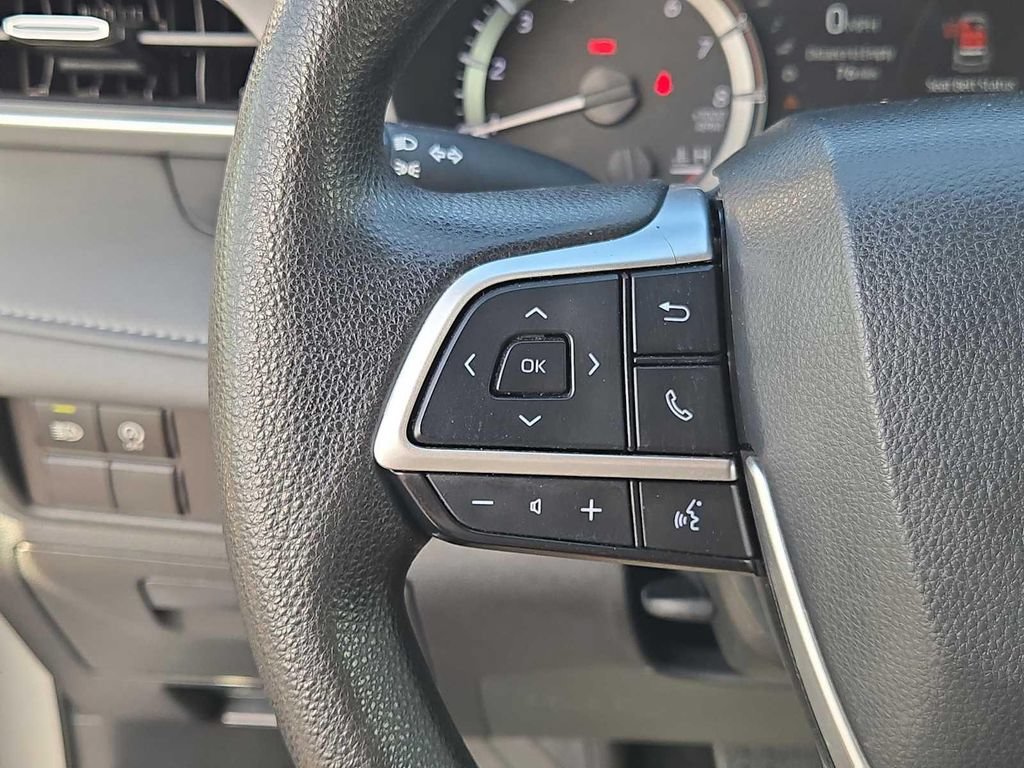 Used 2023 Toyota Highlander L FWD image 23
