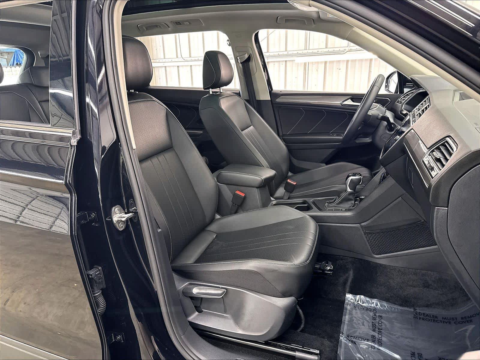 Used 2023 Volkswagen Tiguan SE w/ Panoramic Sunroof Package FWD image 32