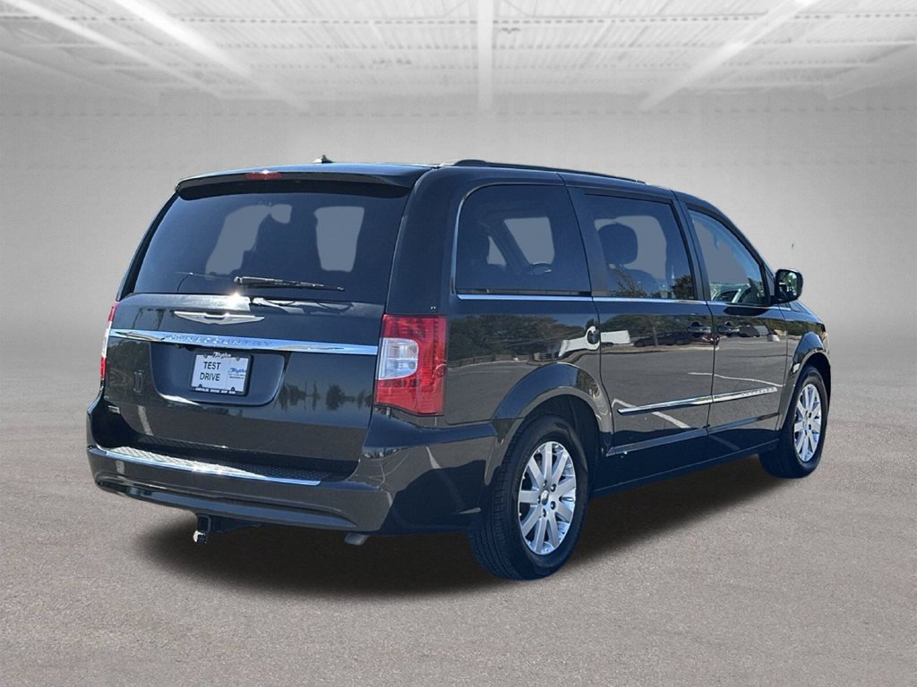Used 2014 Chrysler Town & Country Touring FWD image 9