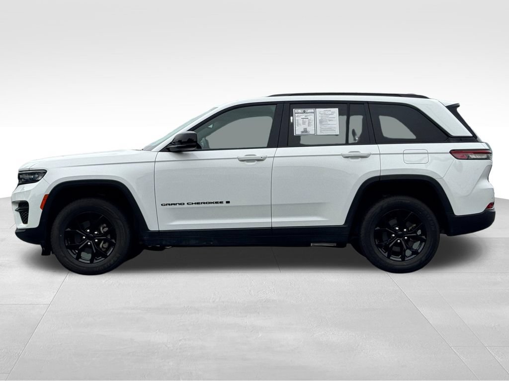 Used 2024 Jeep Grand Cherokee Altitude AWD/4WD image 4