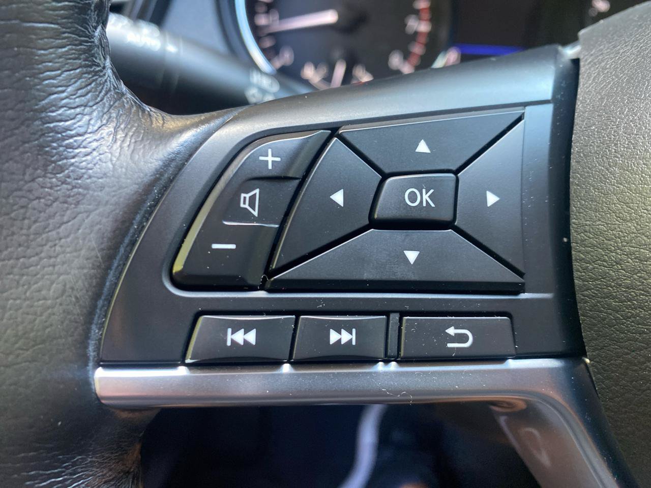 Used 2018 Nissan Rogue SV w/ Sun & Sound Touring Package AWD/4WD image 12