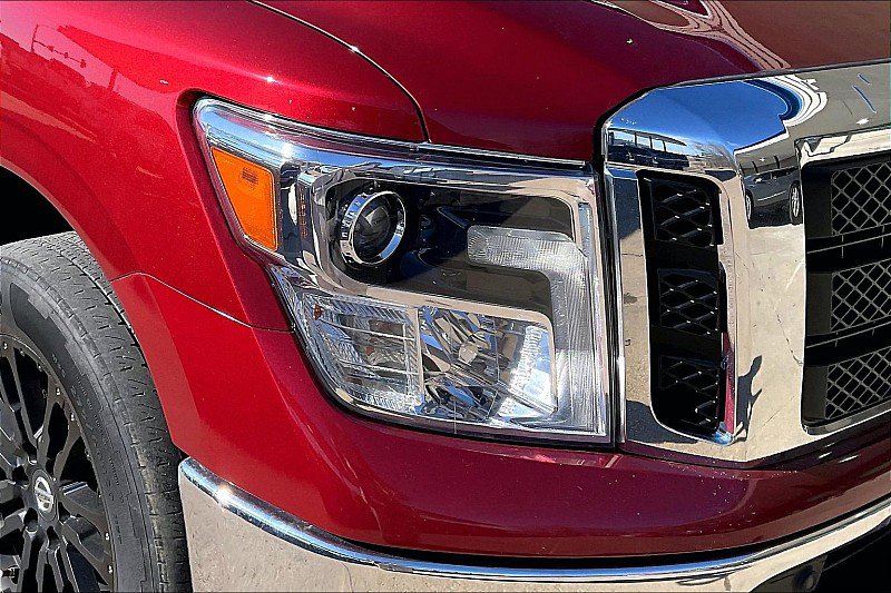 Used 2018 Nissan Titan SL image 31