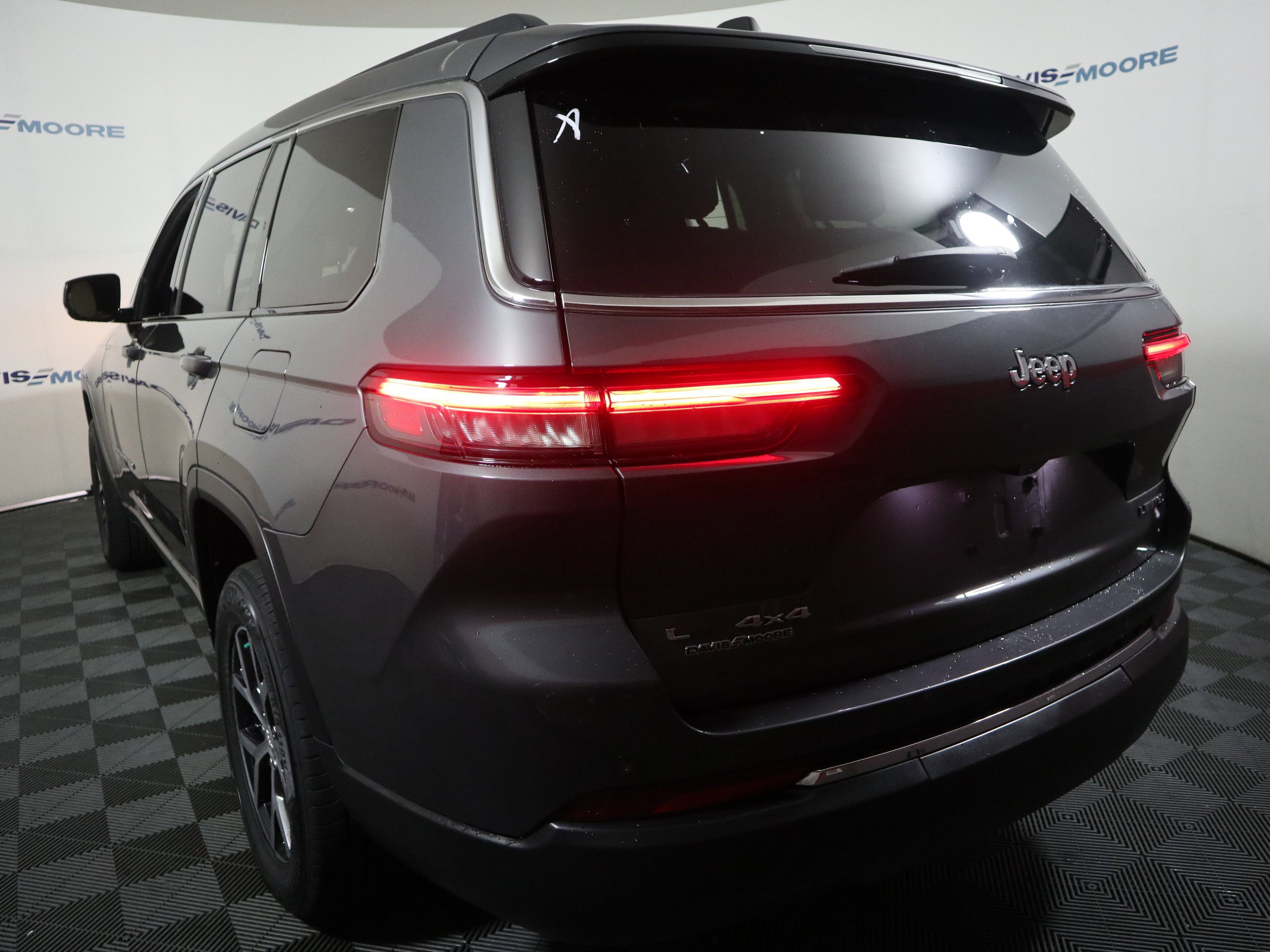 Used 2023 Jeep Grand Cherokee L Limited w/ Trailer Tow Group (B) AWD/4WD image 9