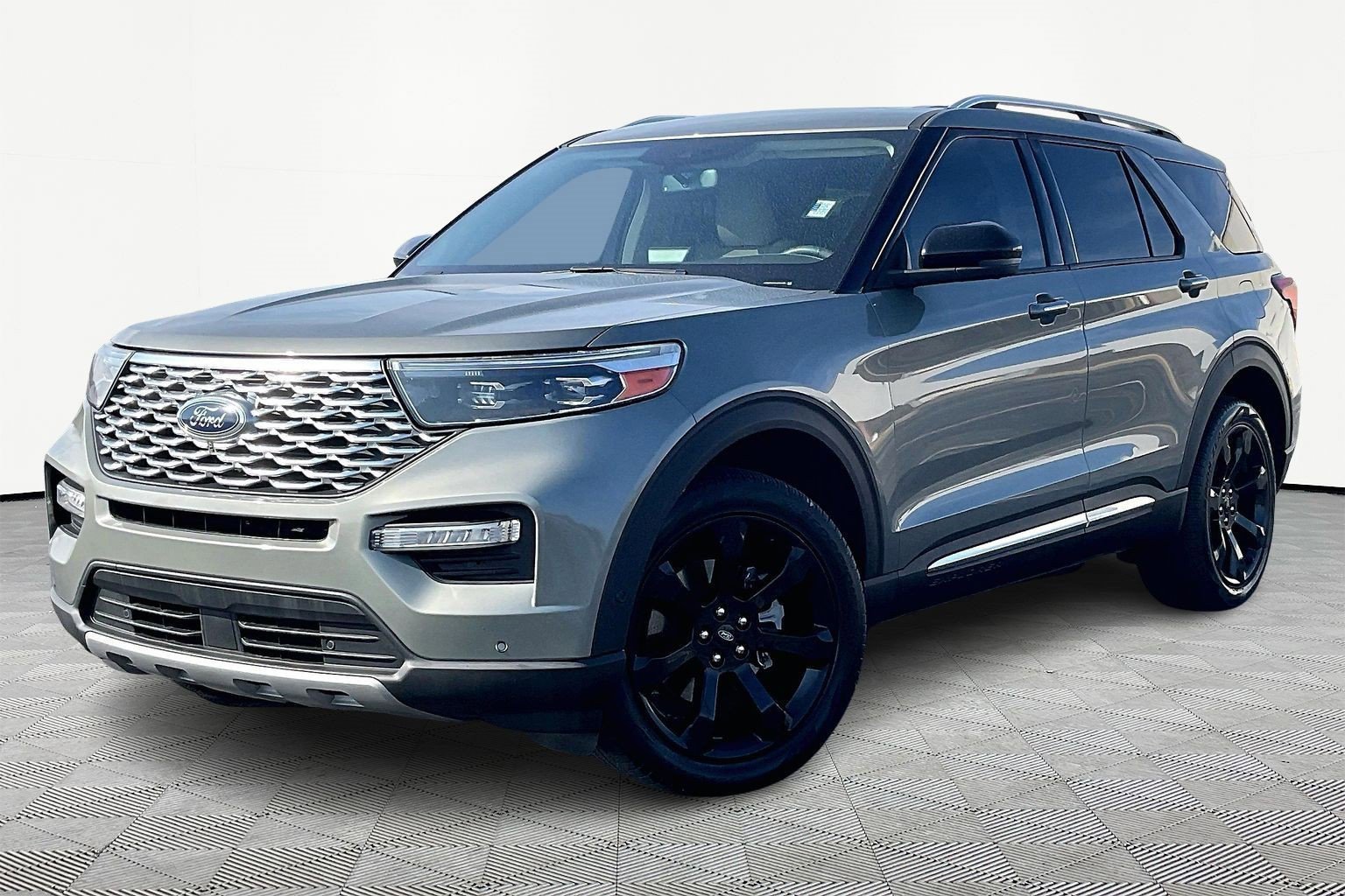 Used 2020 Ford Explorer Platinum w/ Premium Technology Package image 2