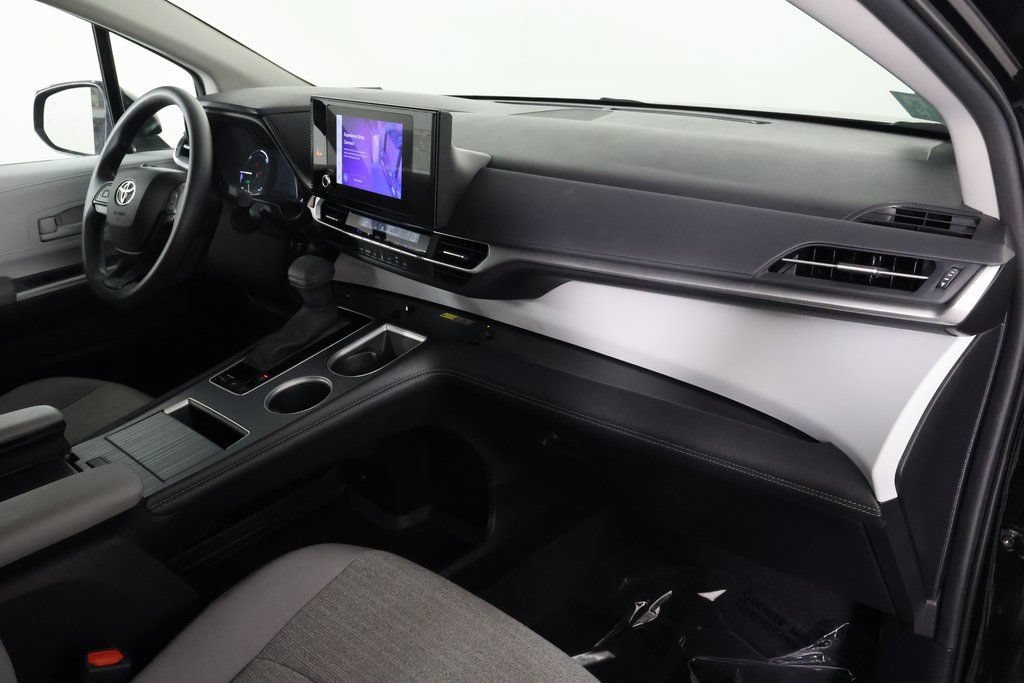Used 2026 Toyota Sienna LE FWD image 9