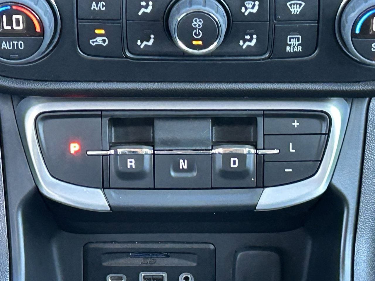Used 2024 GMC Terrain SLT image 22